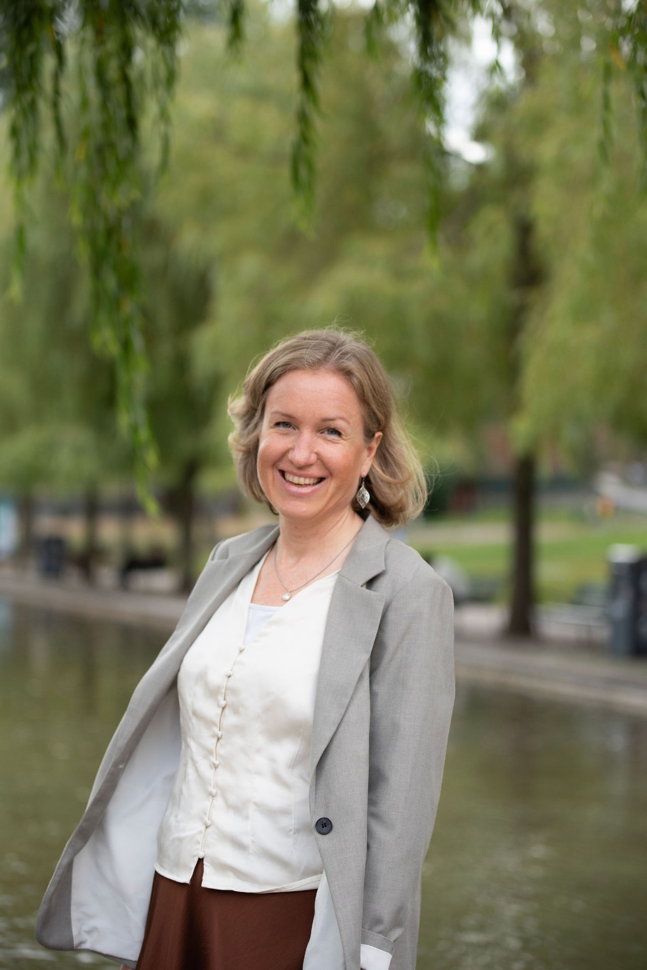 Hanna Billström står vid en pelare och blickar ut över vattnet