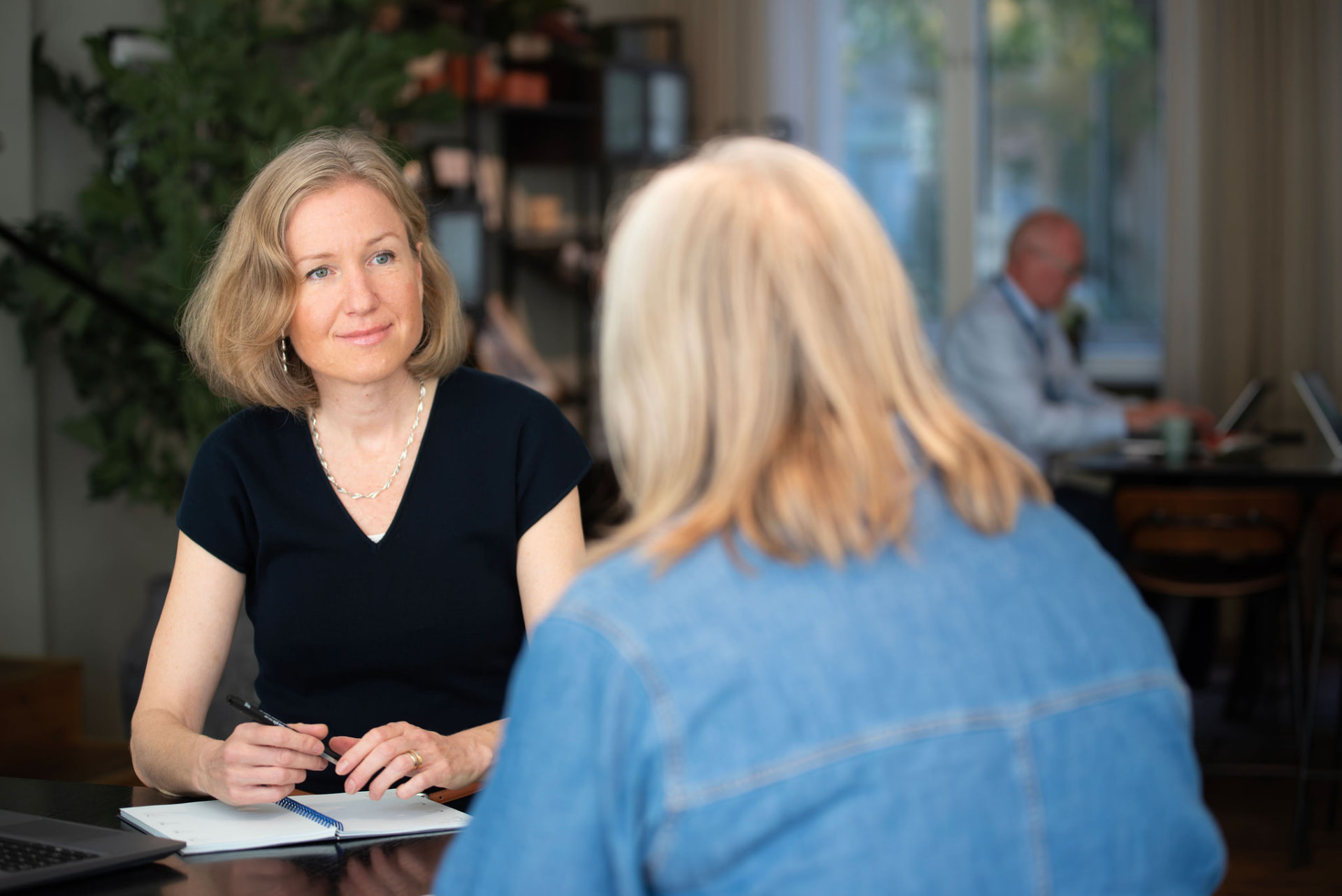 Hanna Billström i arbete vid datorn